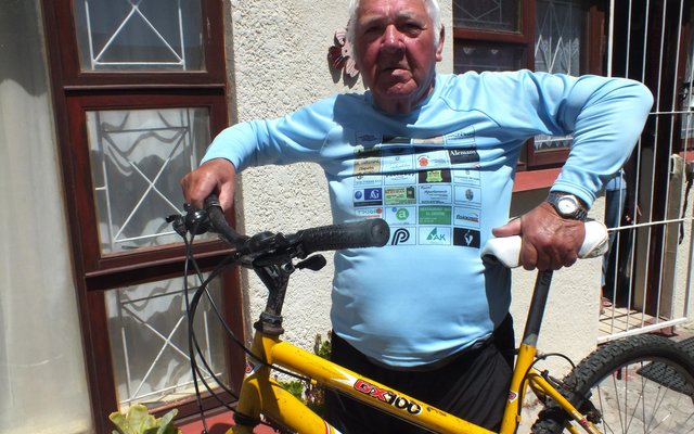 AndrÃ© Moolman, oud-Gansbaai SAPD Bevelvoerder by sy â€œgesteeldeâ€ geel fiets waarvan hy self die dief aangekeer het 